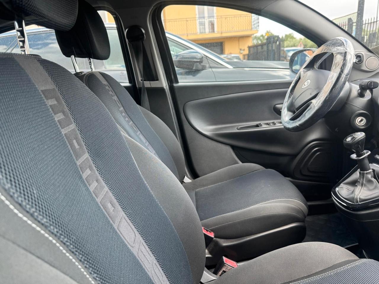 Lancia Ypsilon 1.2 69 CV Unyca MOMO DESIGN