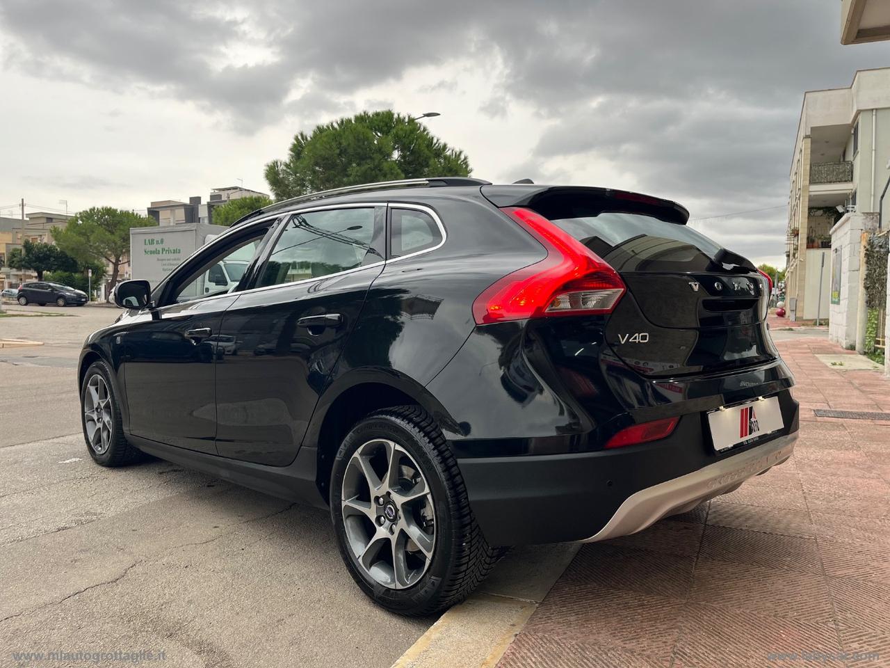 VOLVO V40 Cross Country D2 Volvo Ocean Race