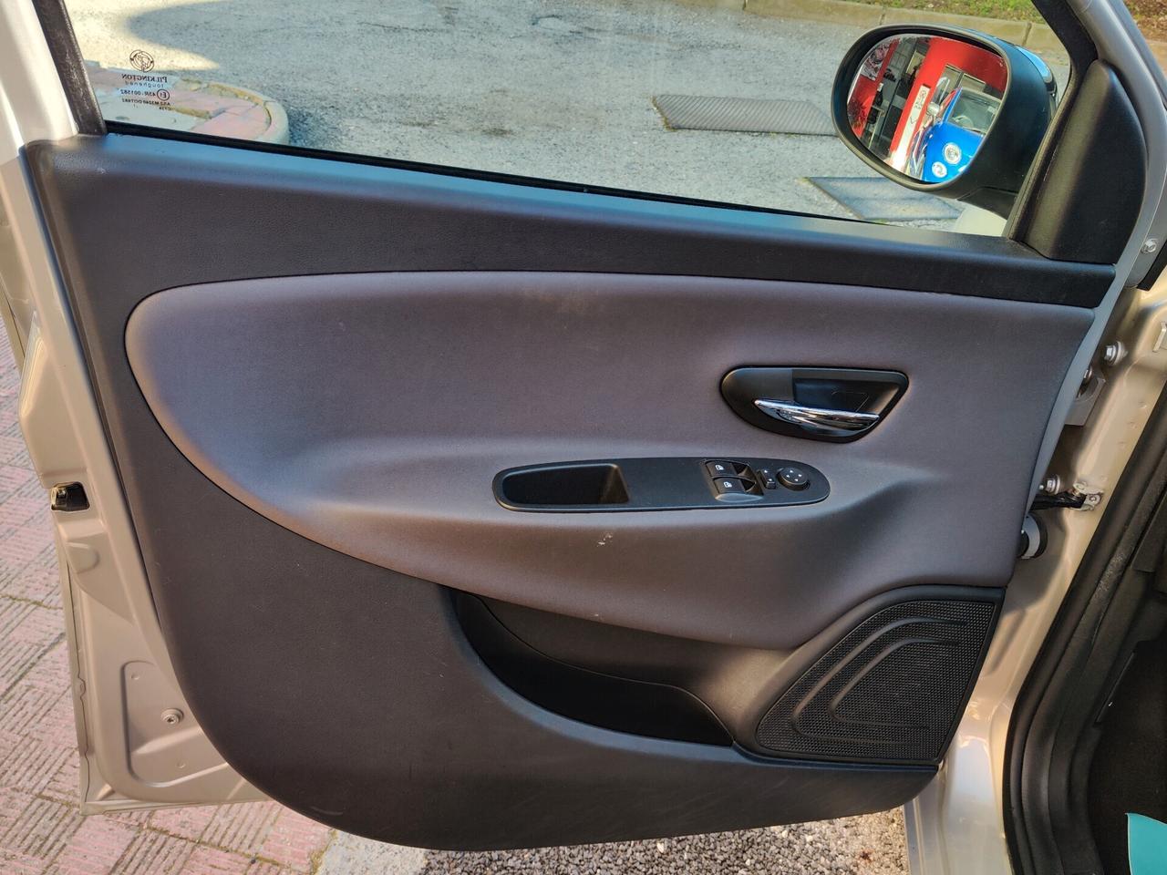 Lancia Ypsilon 1.2 69 CV 5 porte S&S Gold