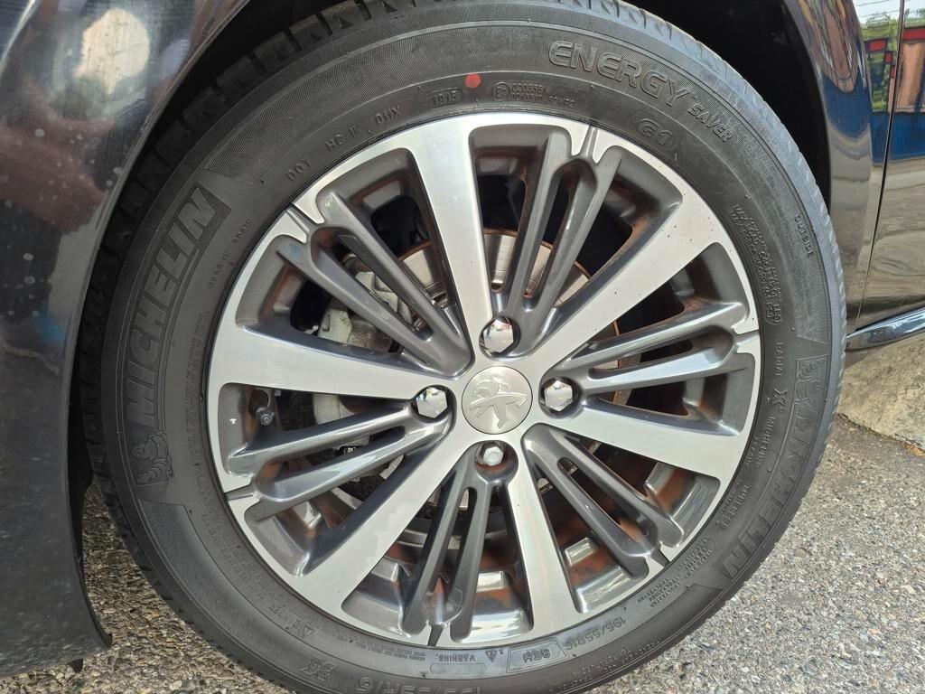 Peugeot 208 PureTech 82 3 porte Allure