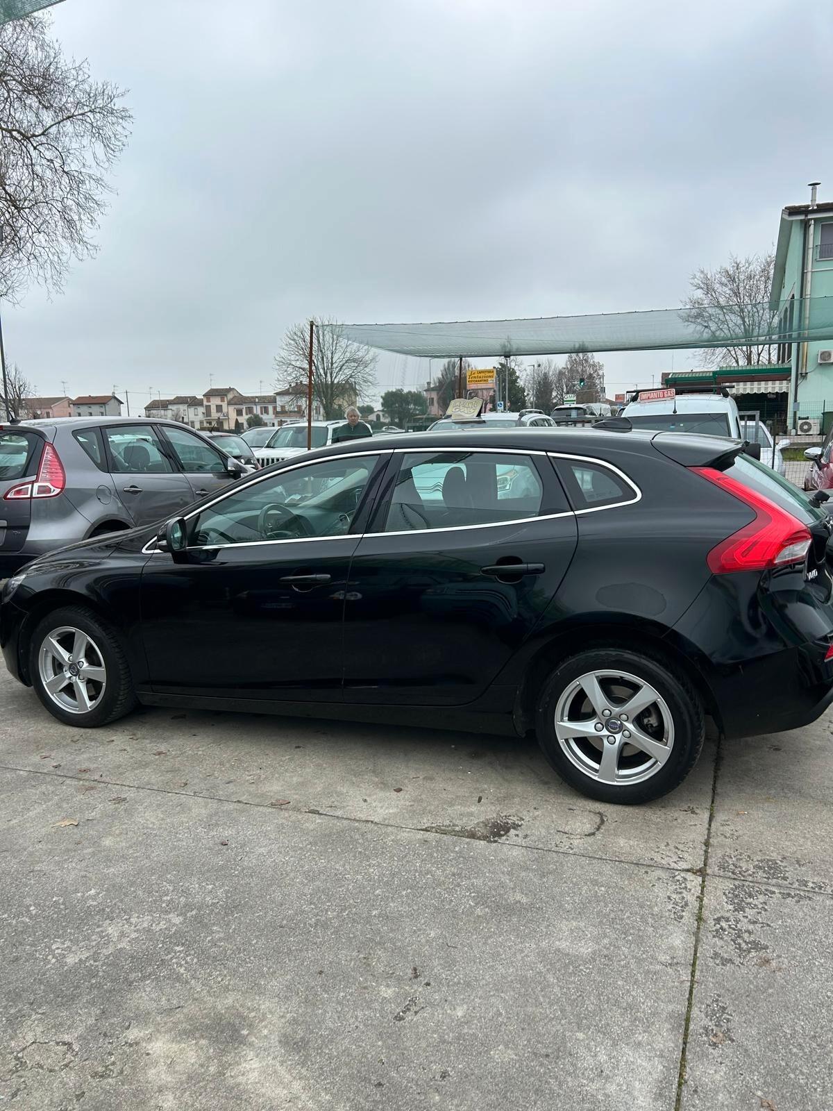 Volvo V40 T2 R-design Kinetic 2.0 Benzina ok neo patentati