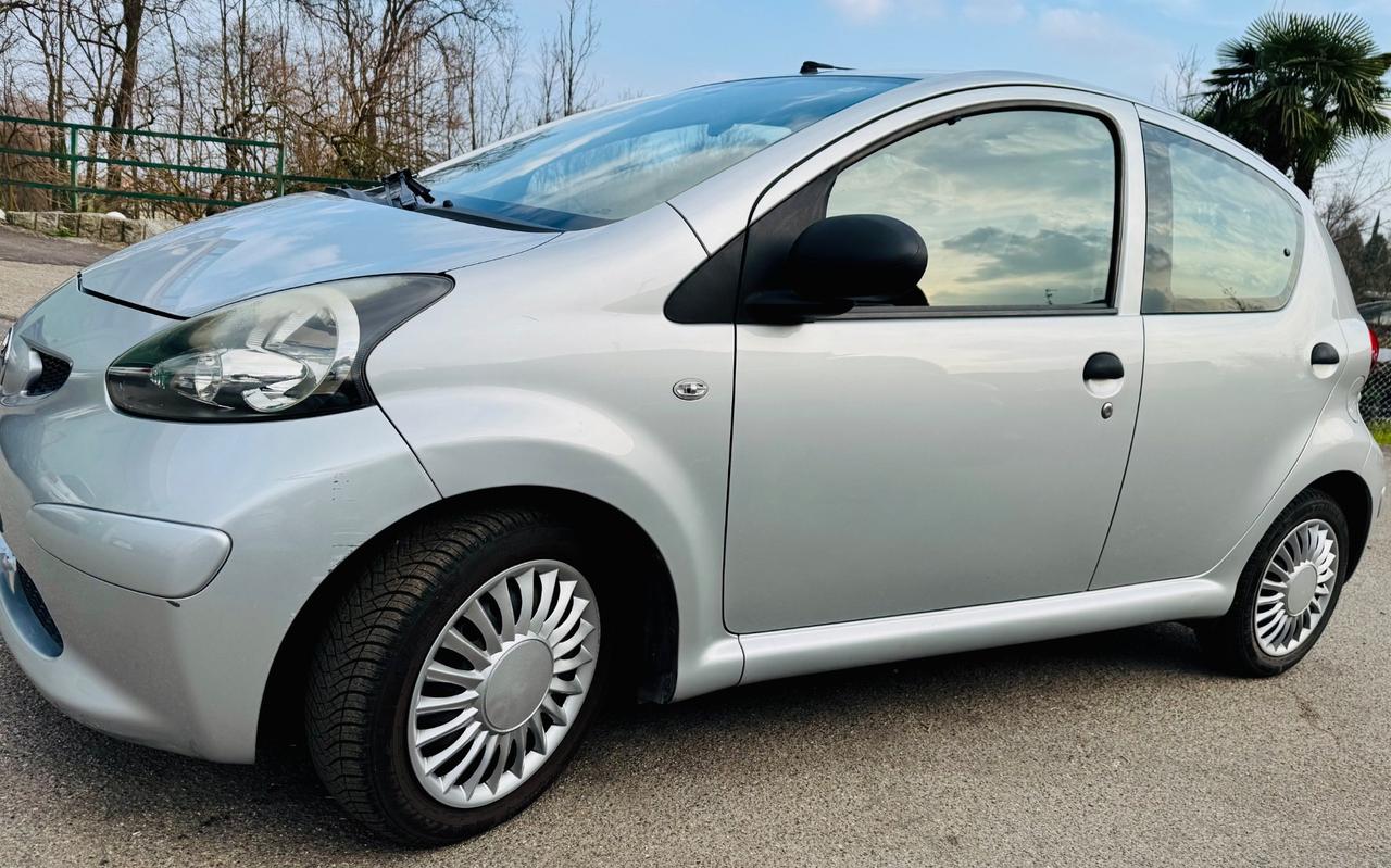 Toyota Aygo 1.0 12V VVT-i 5 porte Sol