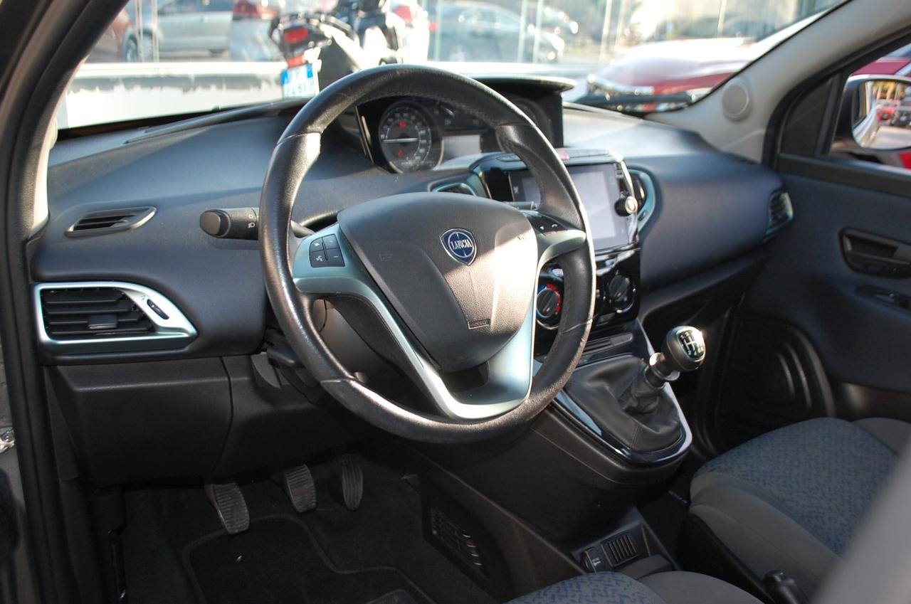 Lancia Ypsilon 1.0 firefly 70CV hybrid Gold Plus S&S Uff Italy USB