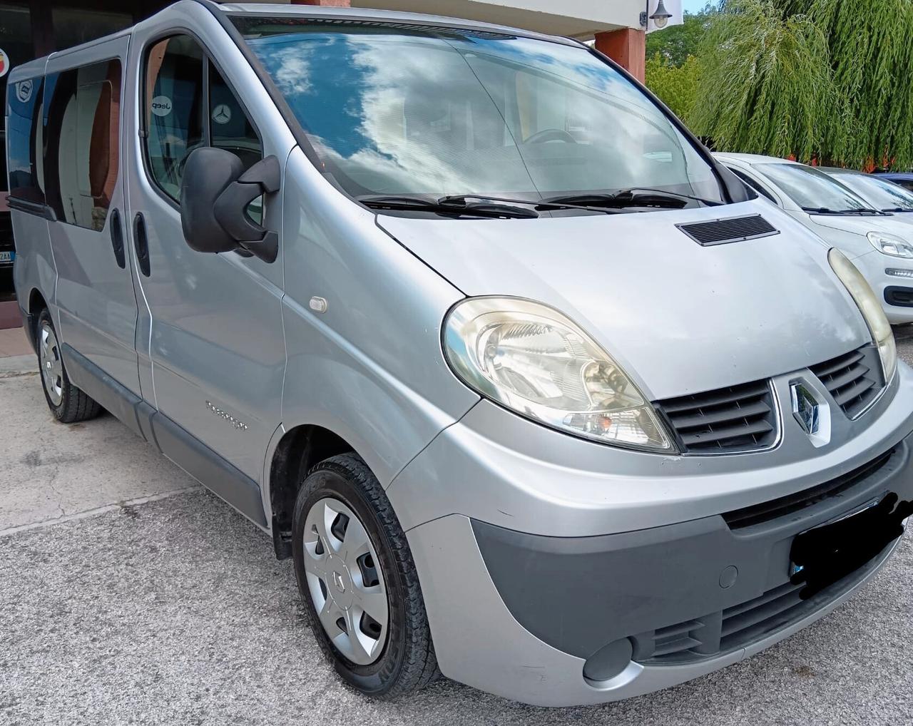 Renault Trafic. 9 posti