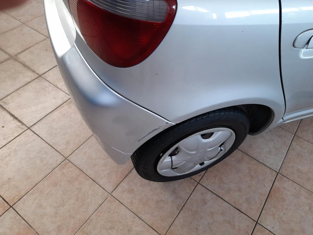 Toyota Yaris 1.0i 16V cat 5 porte Sol