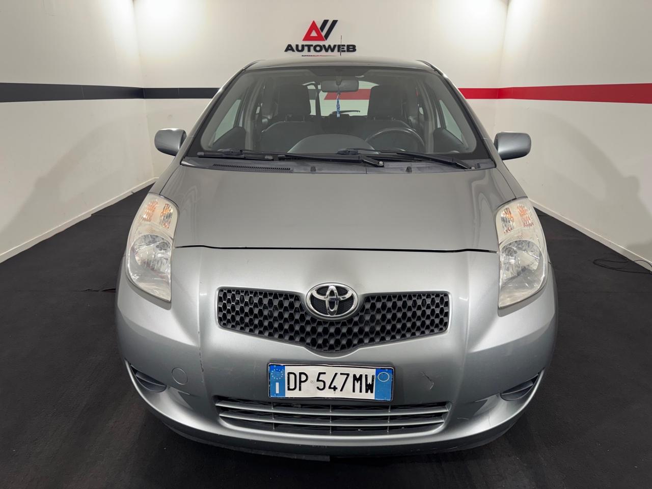 Toyota Yaris 1.0 3 porte Navi NEOPATENTATI - NAVIGATORE CON COLLEGAMENTO TELEFONO - GOMME NUOVE