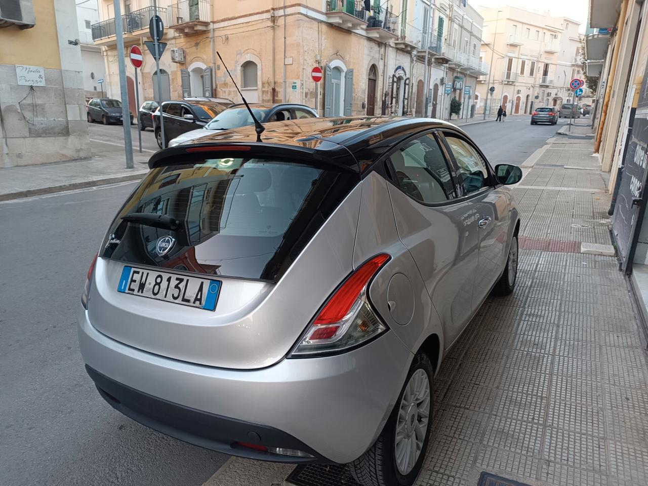 Lancia Ypsilon 1.2 69 CV 5 porte GOLD BI COLOR