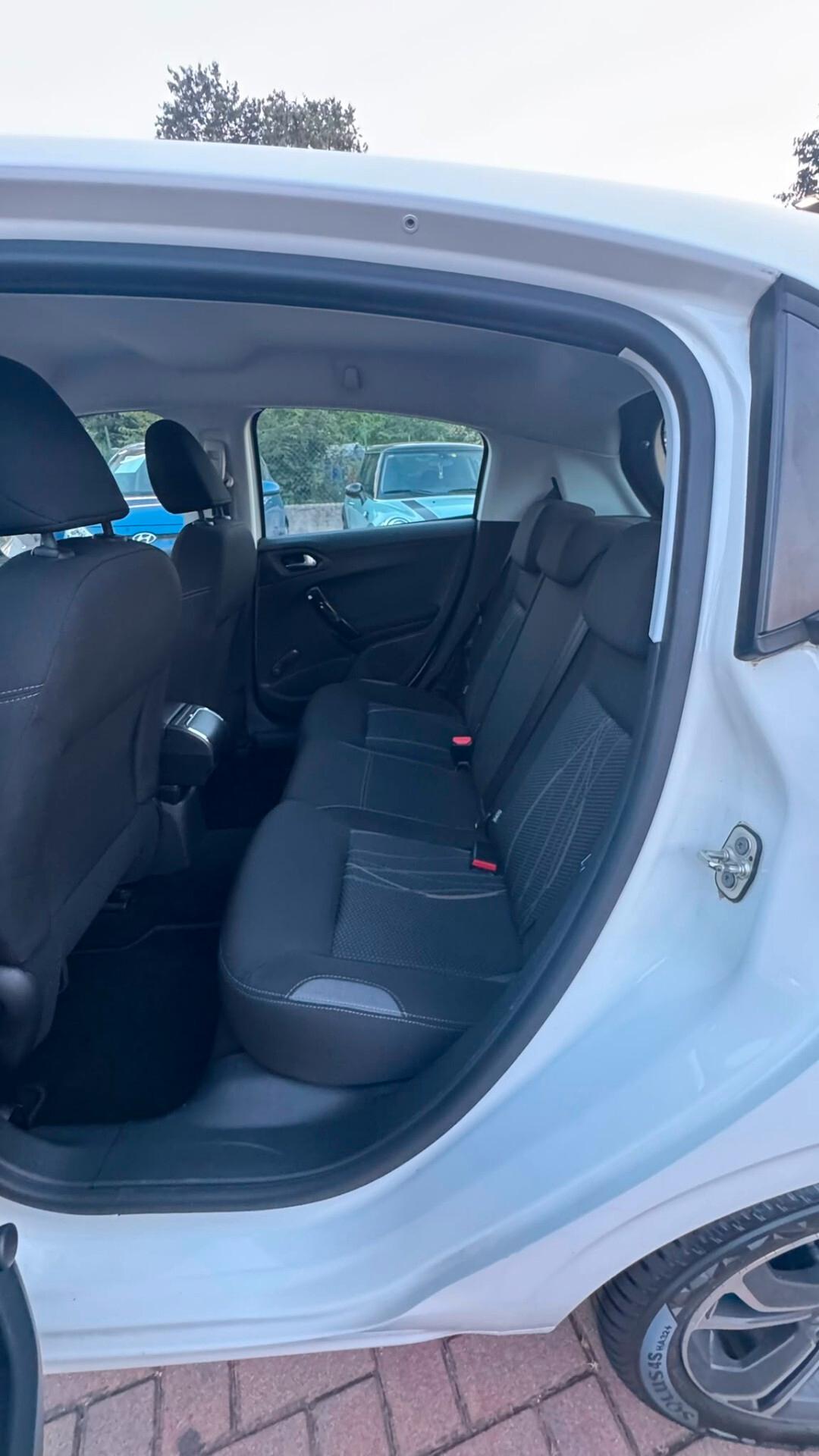 Peugeot 208 1.4 HDi 68 CV 5 porte Allure