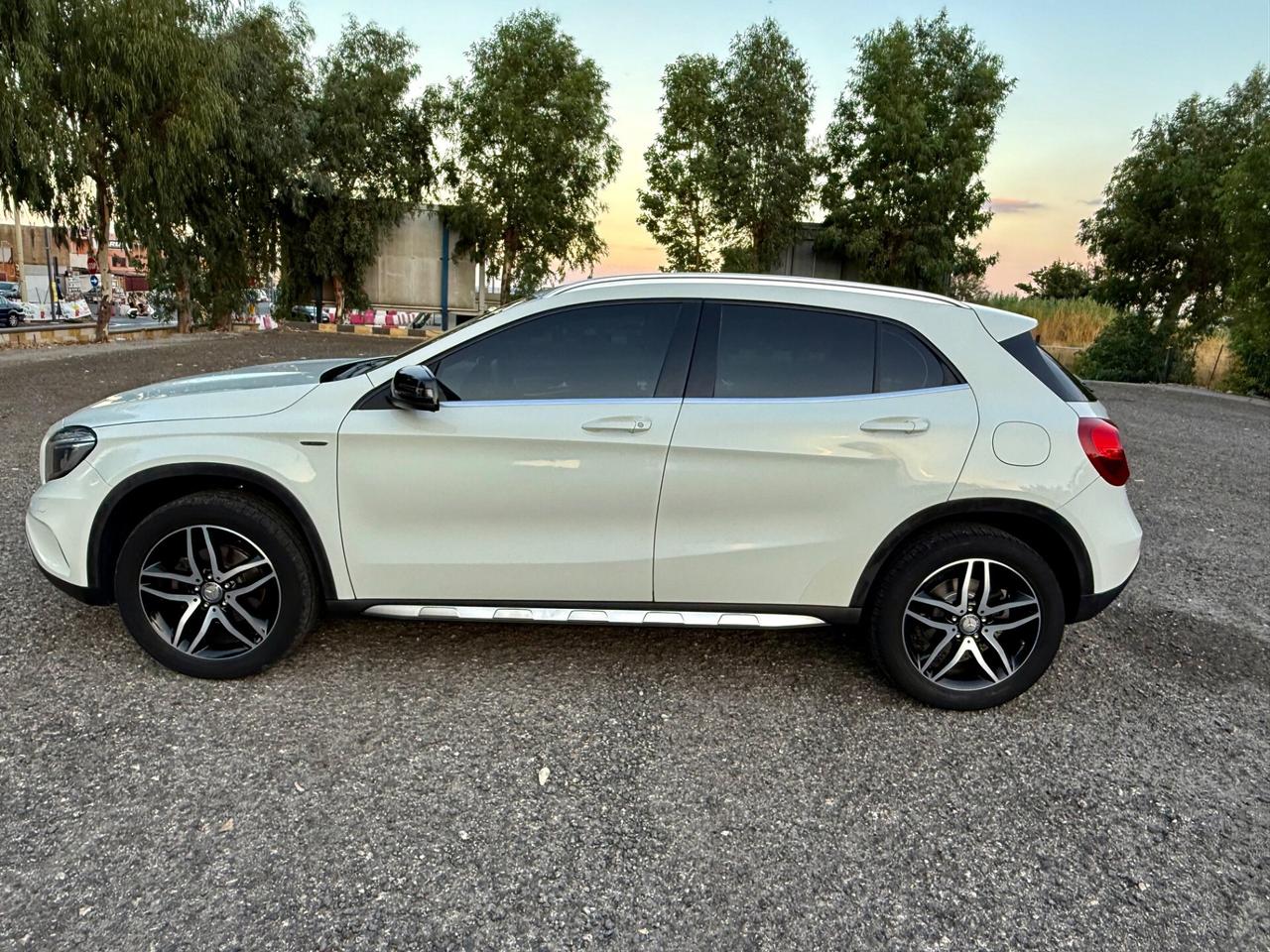 MERCEDES- BENZ GLA 200 D AUTOMATIC SPORT