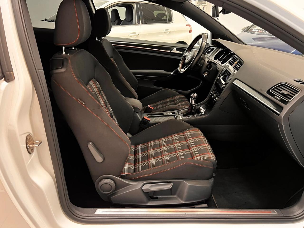 Volkswagen Golf GTI Performance 2.0 TSI 3p. 230cv