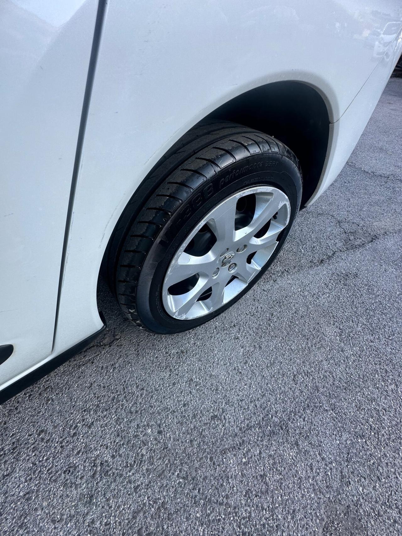 Peugeot 3008 1.6 HDi 110CV cambio robotizzato Business