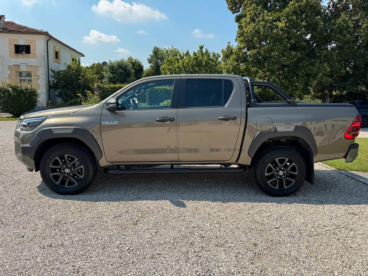 Toyota Hilux 2.4 D-4D A/T 4WD 4 porte Double Cab Invincible