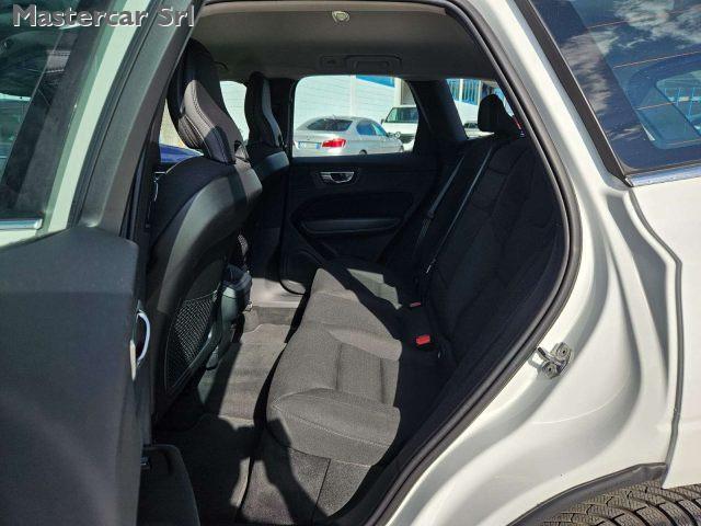 VOLVO XC60 XC60 II 2018 2.0 b4 Momentum Pro awd auto -GE944CR