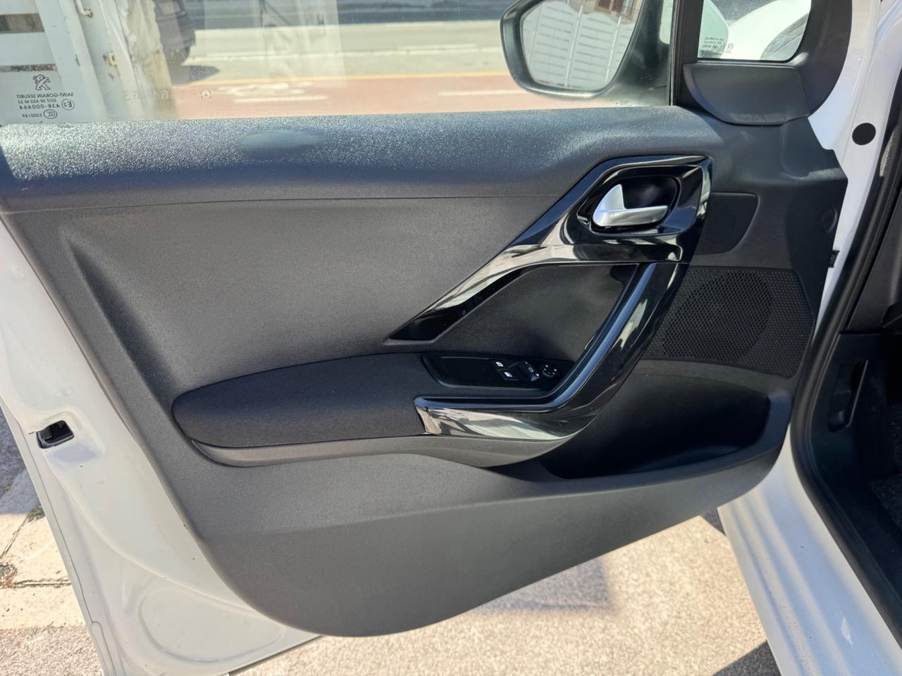 Peugeot 208 1.6 DIESEL 75CV 2015