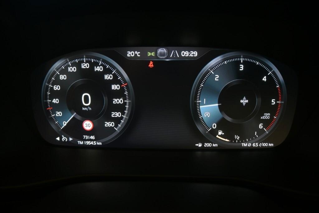 VOLVO XC40 2.0D D3 150CV 6M. MOMENTUM CORE ( FARI LED - COCKPIT - CRUISE - MIRROR - NAVI - SENSORI POST. - TELECAMERA POST. )