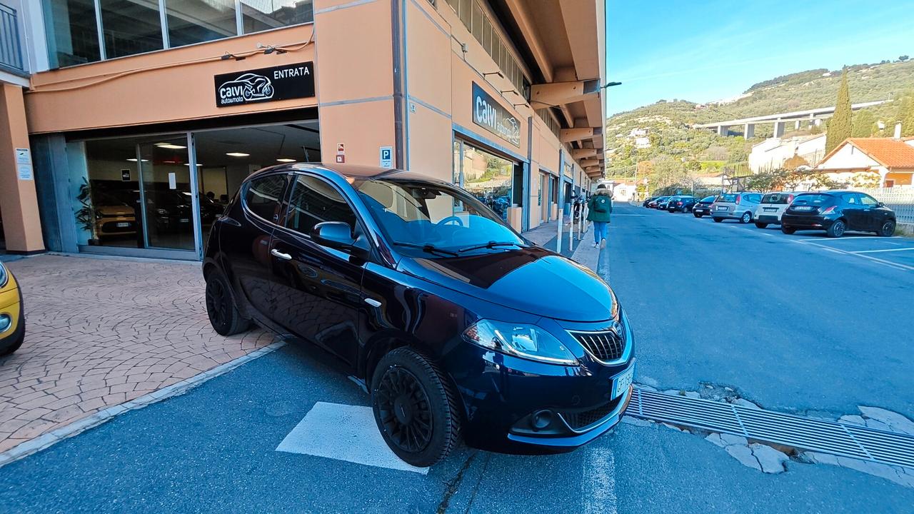 Lancia Ypsilon 1.0 FireFly 5 porte S&S Hybrid Ecochic Silver