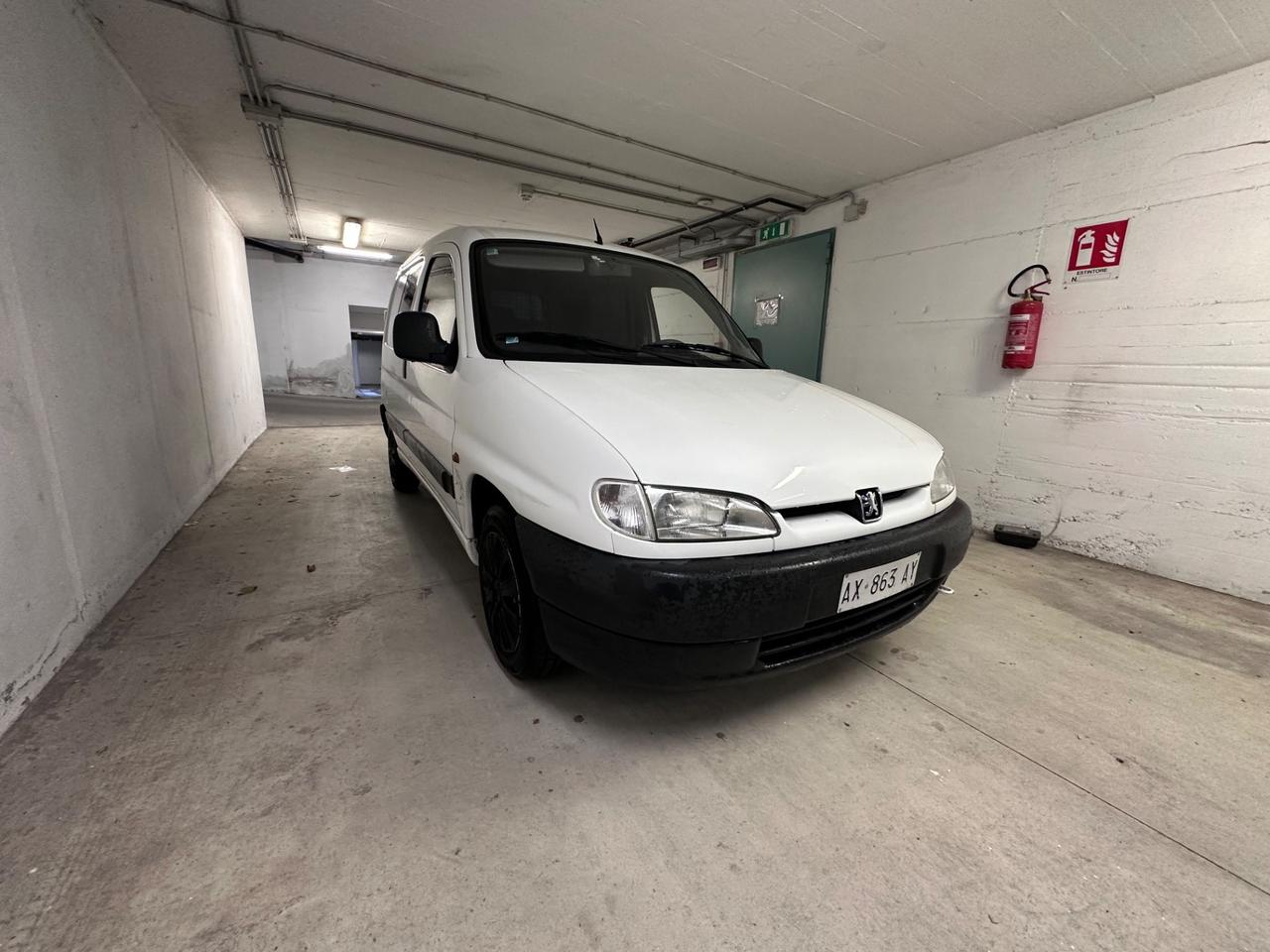 Peugeot Ranch 1.9 Diesel anno 1997 con 180.000 km Vettura utilizzata da un solo locatore, in ordine di tutto ! Furgoncino piccolo dai consumi ridotti Cabina comunicante, In aggiunta 4 cerchi gommati. Verrà consegnata con tagliando preconsegna Si valut