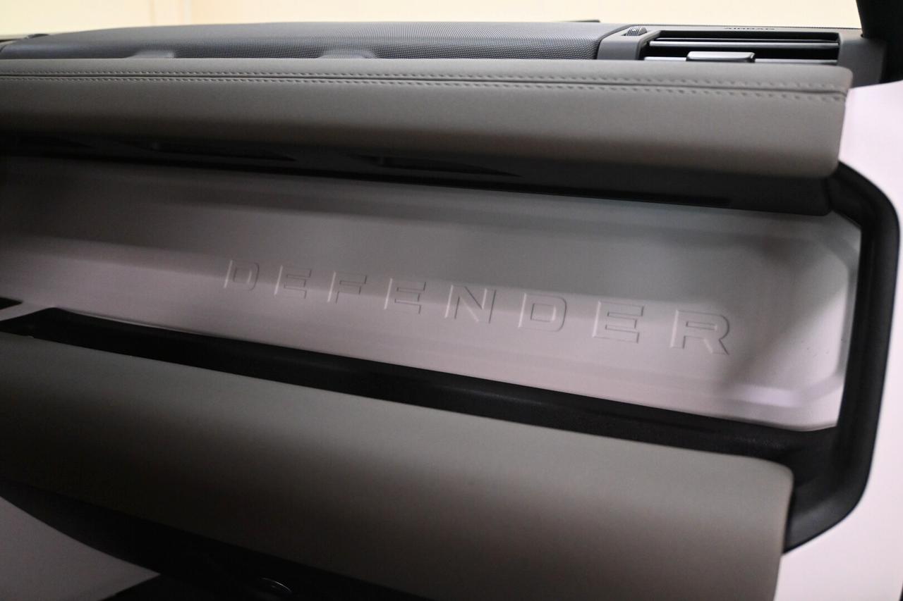 LAND ROVER Defender (2019) Defender 110 3.0D I6...