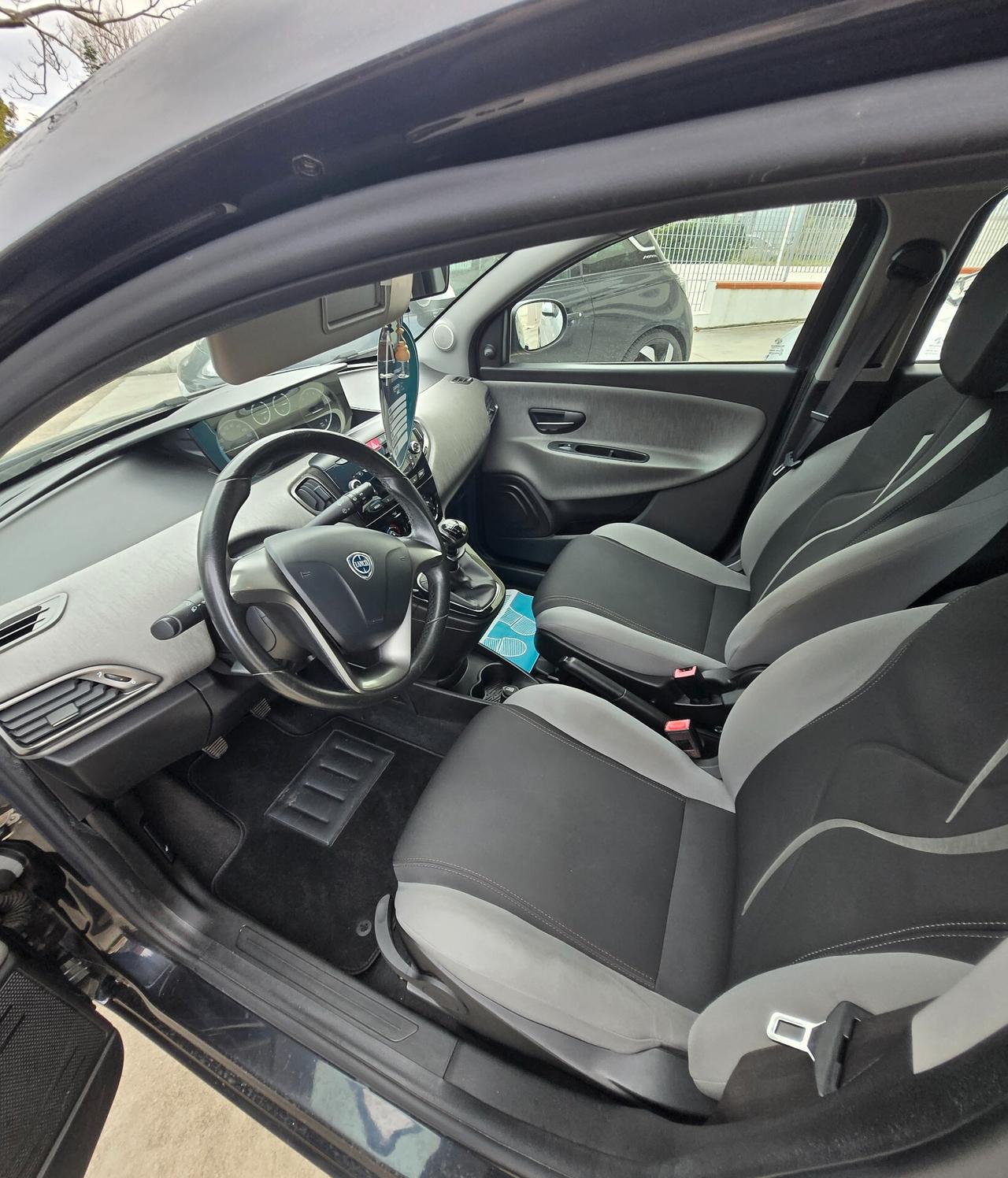 Lancia Ypsilon 1.2 69 CV 5 porte S&S Silver