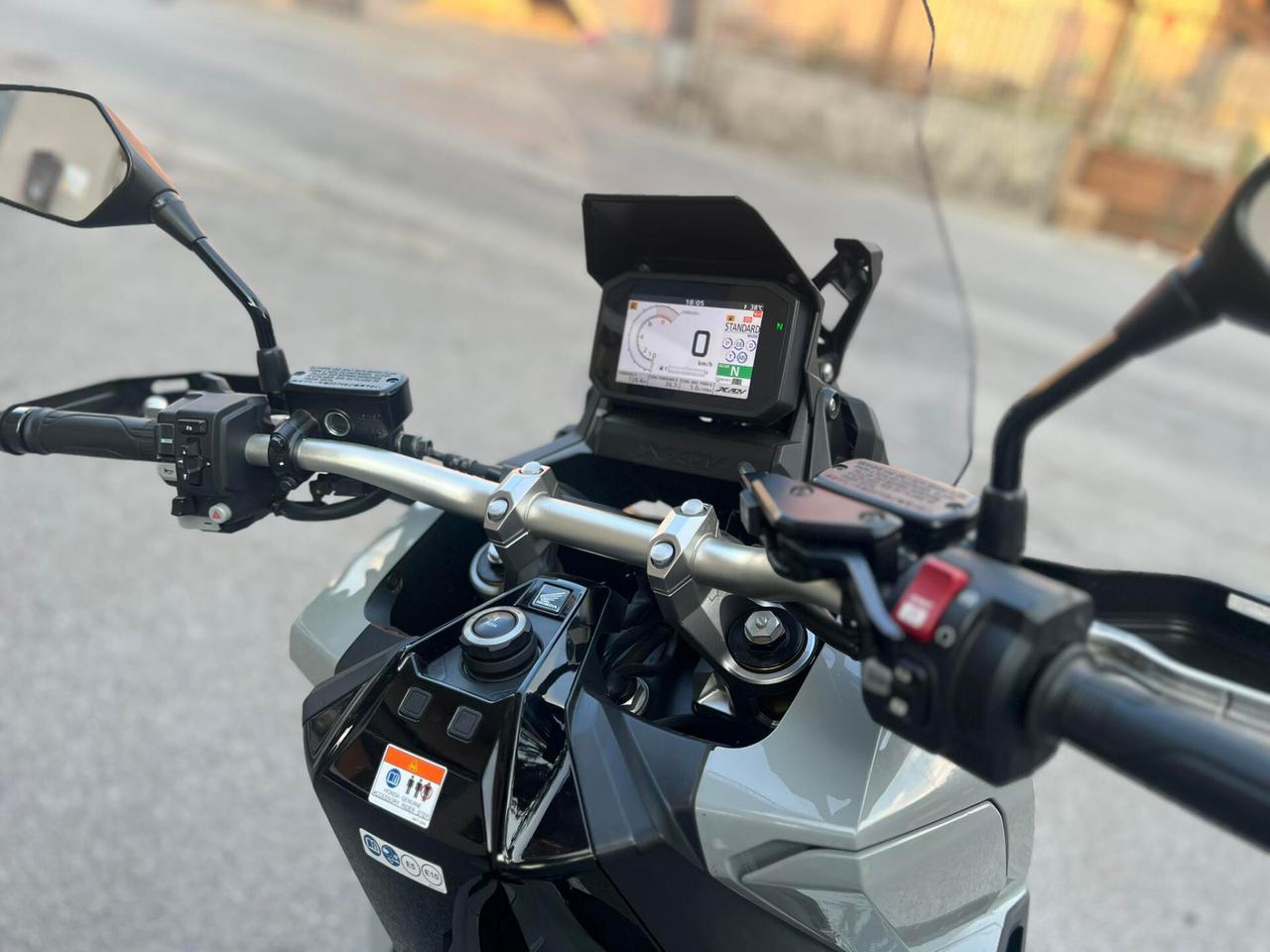 HONDA X ADV 750 NUOVOO 5 MILA KM POSSIBILITà PERMUTAA