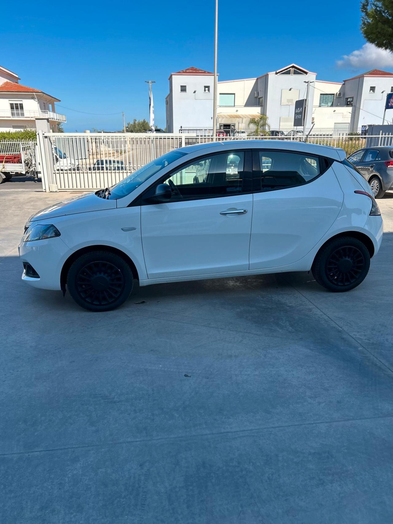 Lancia Ypsilon 1.0 FireFly 5 porte S&S Hybrid Ecochic Silver