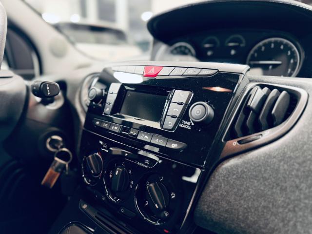 Lancia Ypsilon 1.0 firefly hybrid Silver