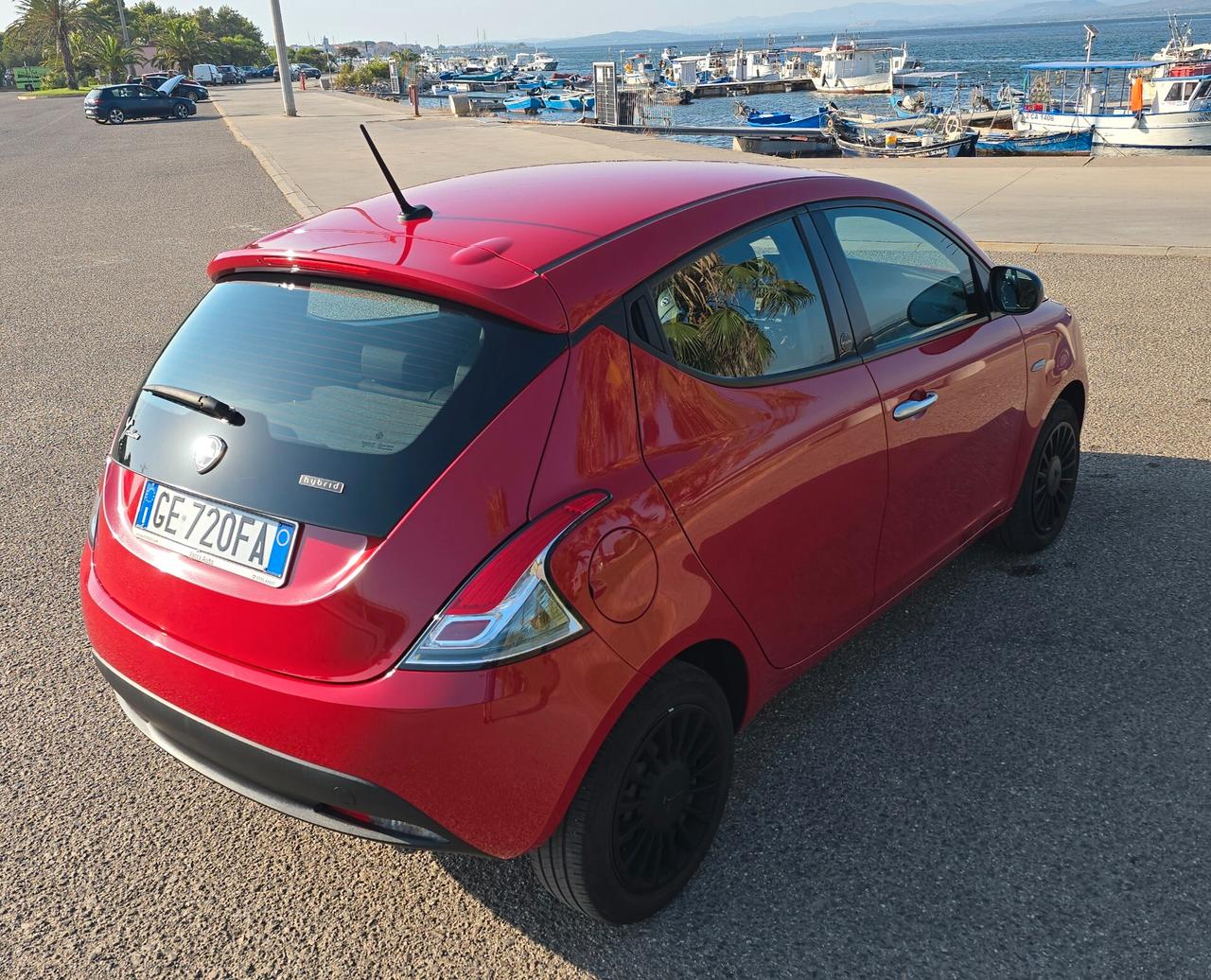 Lancia Ypsilon 1.0 FireFly 5 porte S&S Hybrid Ecochic Silver
