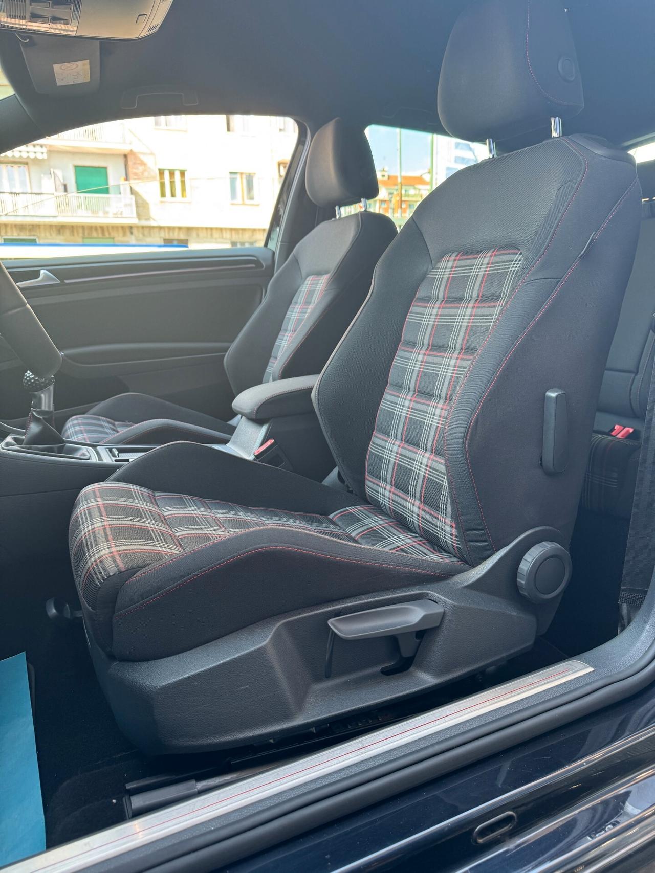 Volkswagen Golf GTI Performance 2.0 TSI 3p.