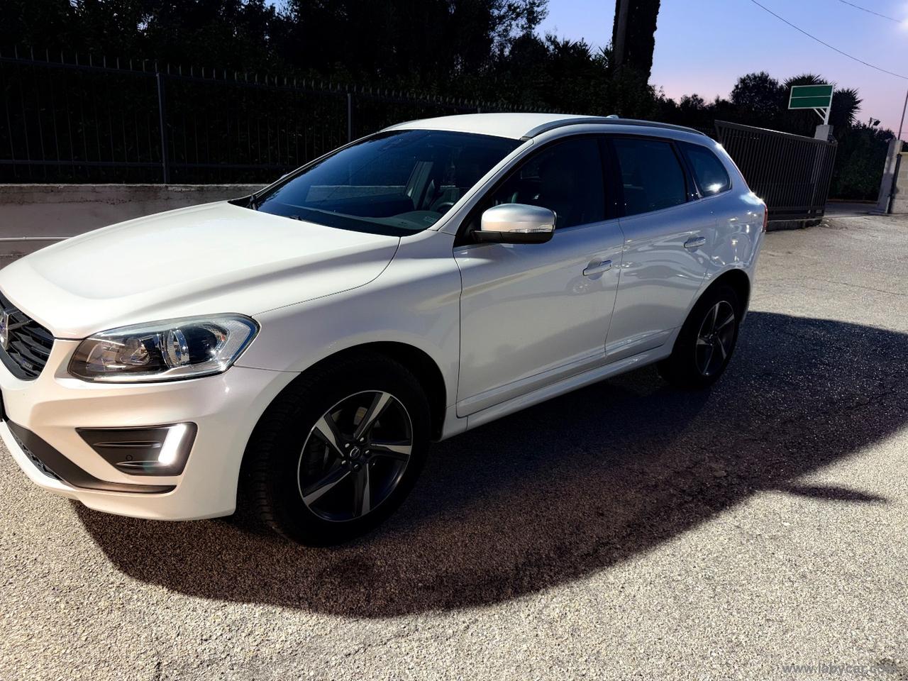 VOLVO XC60 D5 AWD Geartronic R-design Momentum