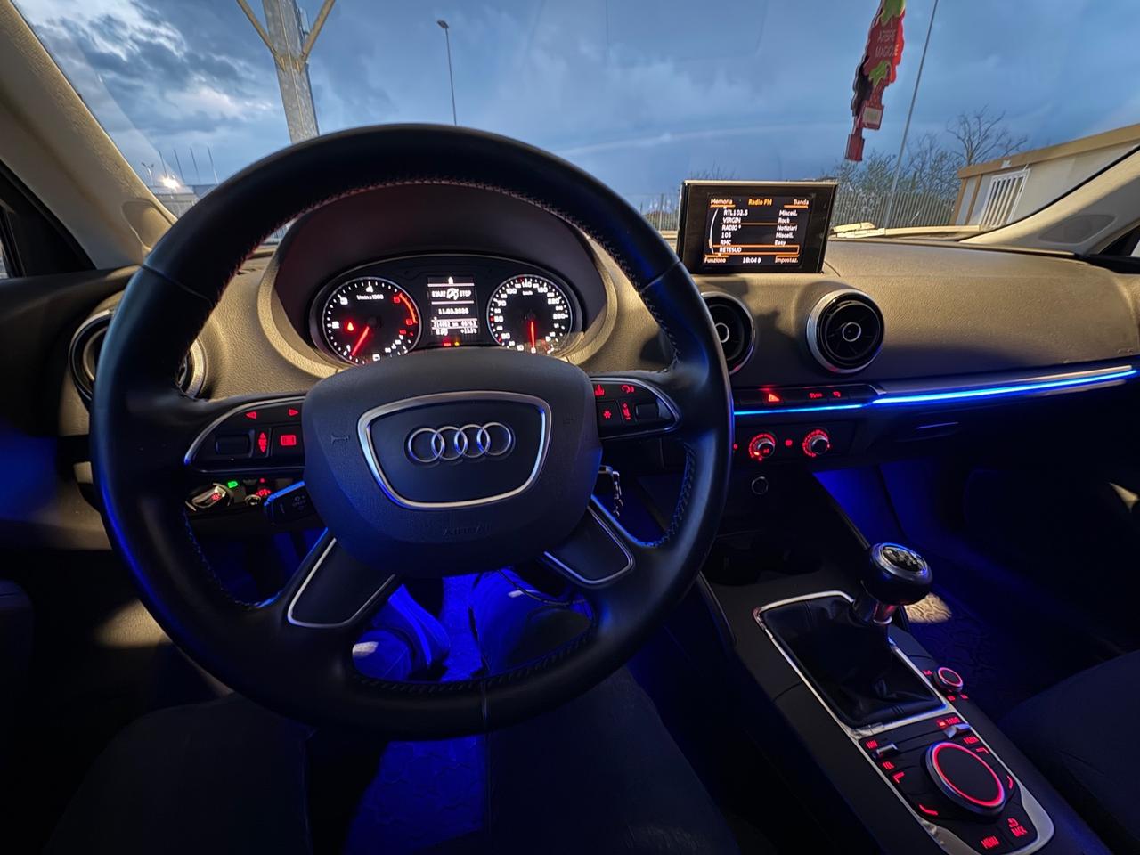 Audi A3 1.6 TDI ultra Attraction LED INTERNI E 18