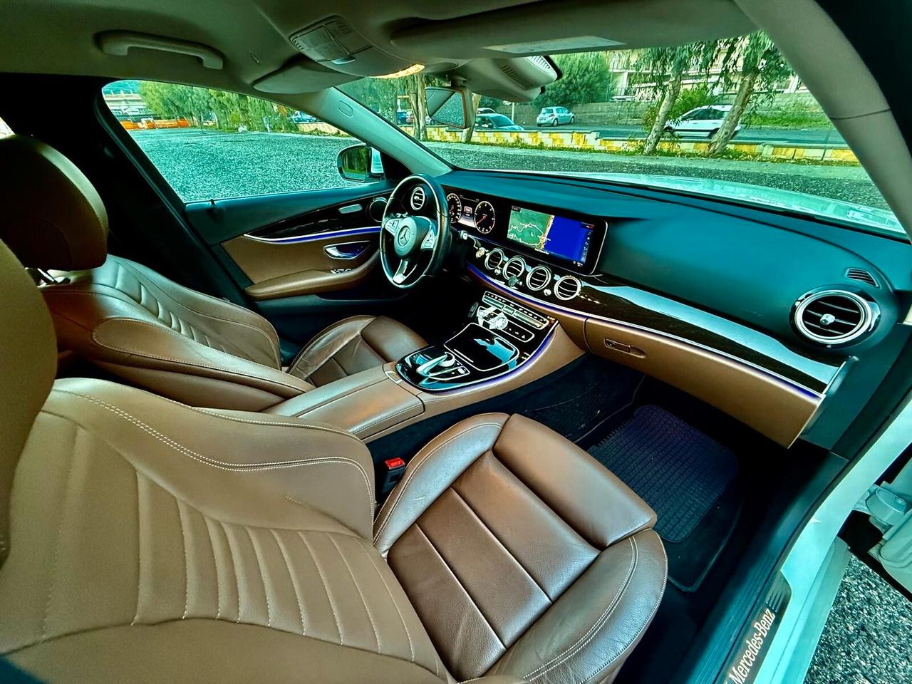 MERCEDES- BENZ KLASSE E 220 D 4MATIC AMG PREMIUM