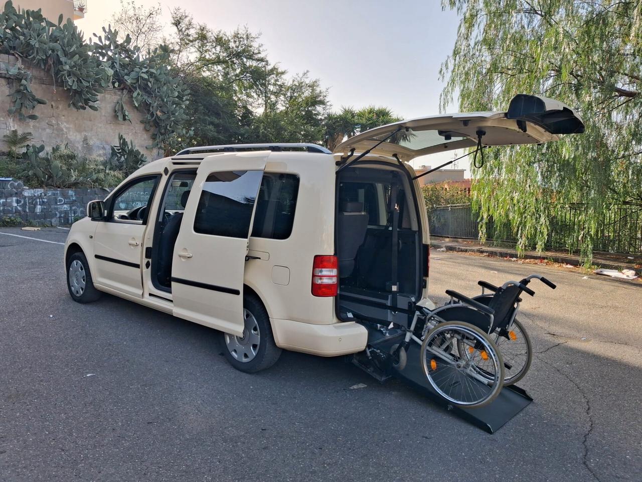 Volkswagen Caddy Pianale ribassato con rampa disabili in carrozzina