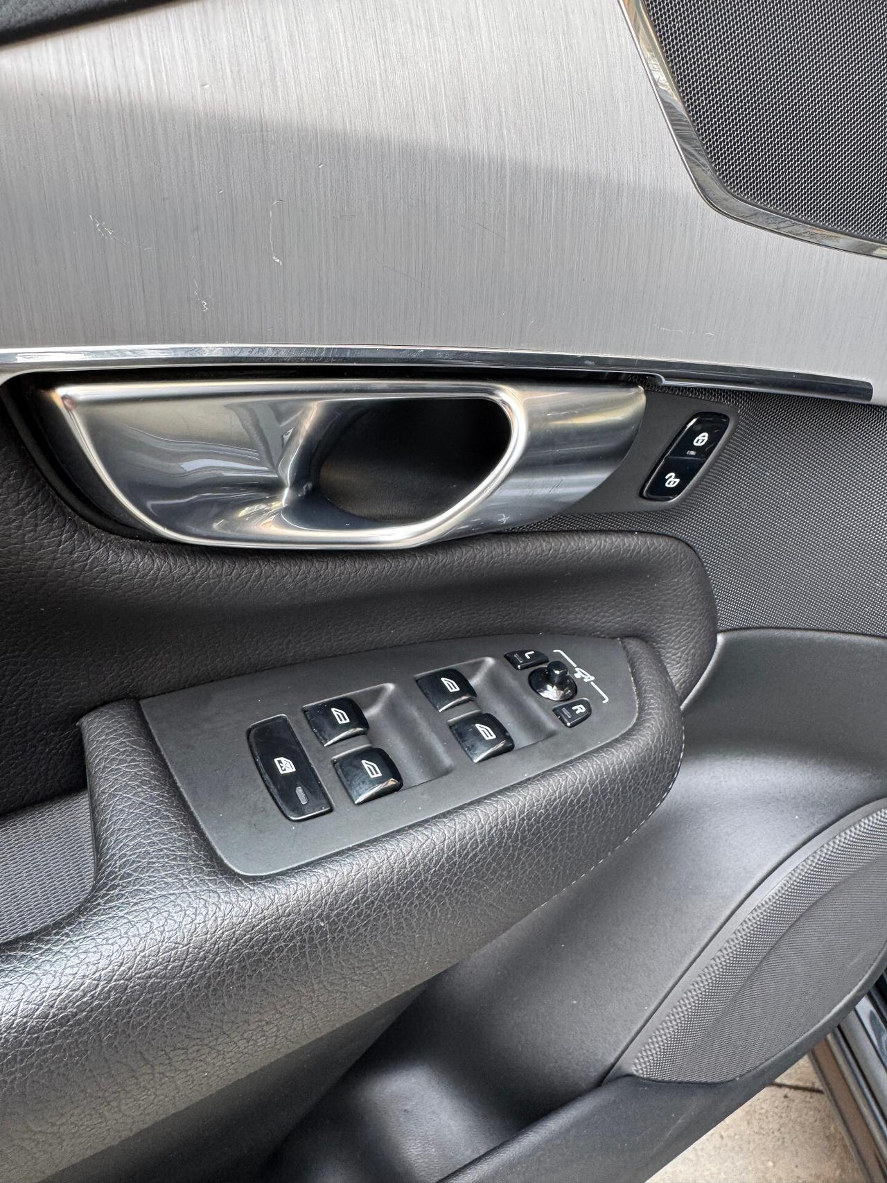 Volvo XC 90 B5 (d) AWD automatico 7 posti Momentum Pro