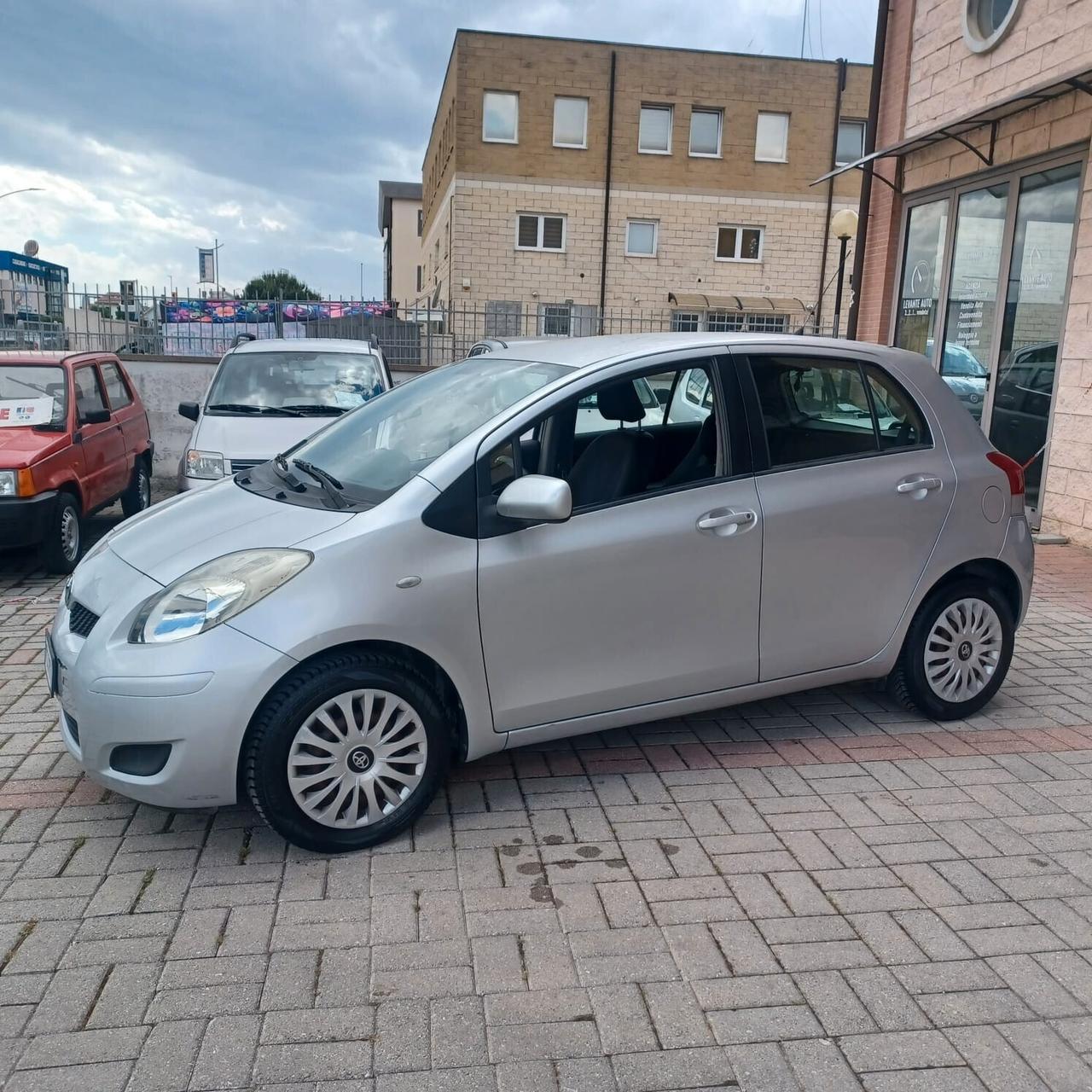 NEOPATENTATI YARIS 1.0 5 PORTE BEN CONSERVATA