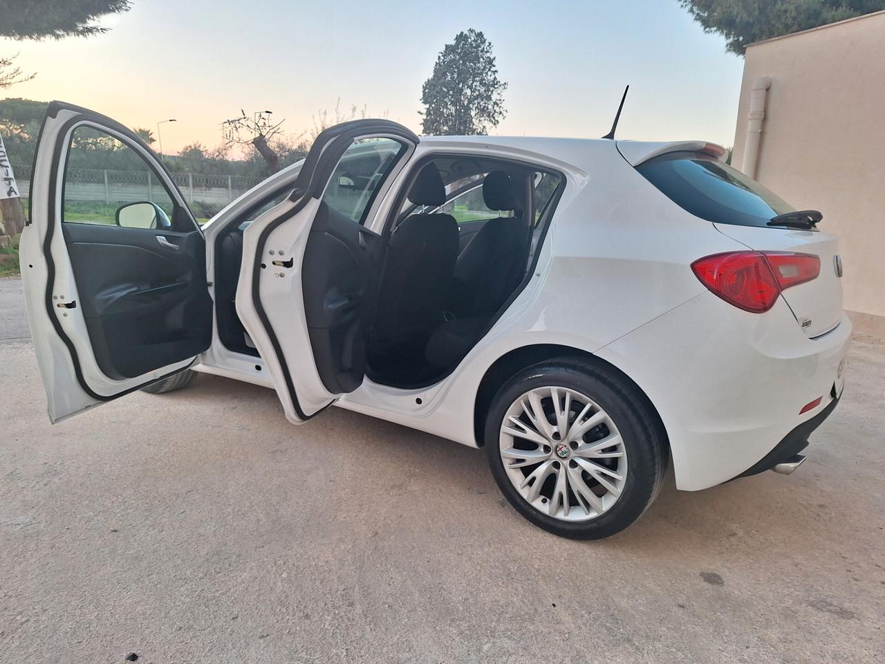 Alfa Romeo Giulietta 1.6 JTDm-2 120 CV Distinctive