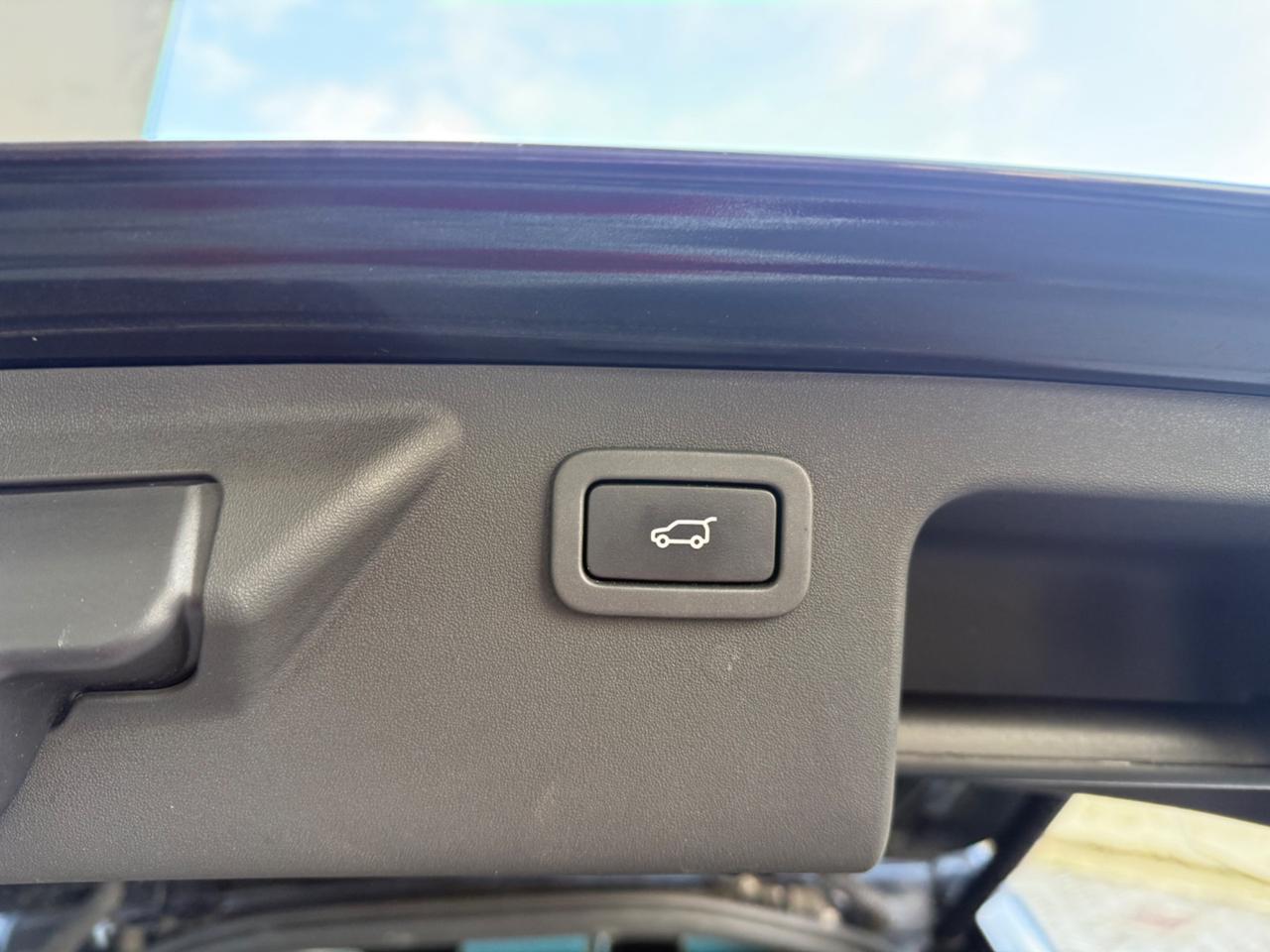 7 POSTI Land Rover Discovery Sport 2.2 TD4 HSE Luxury