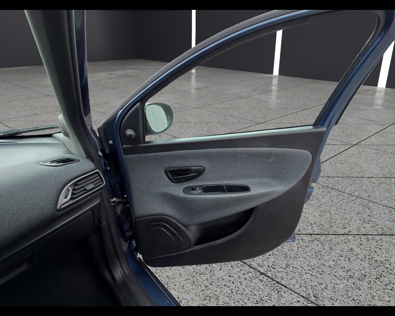 LANCIA Ypsilon 3ª serie - Ypsilon 1.0 FireFly 5 porte S&S Hybrid Silver