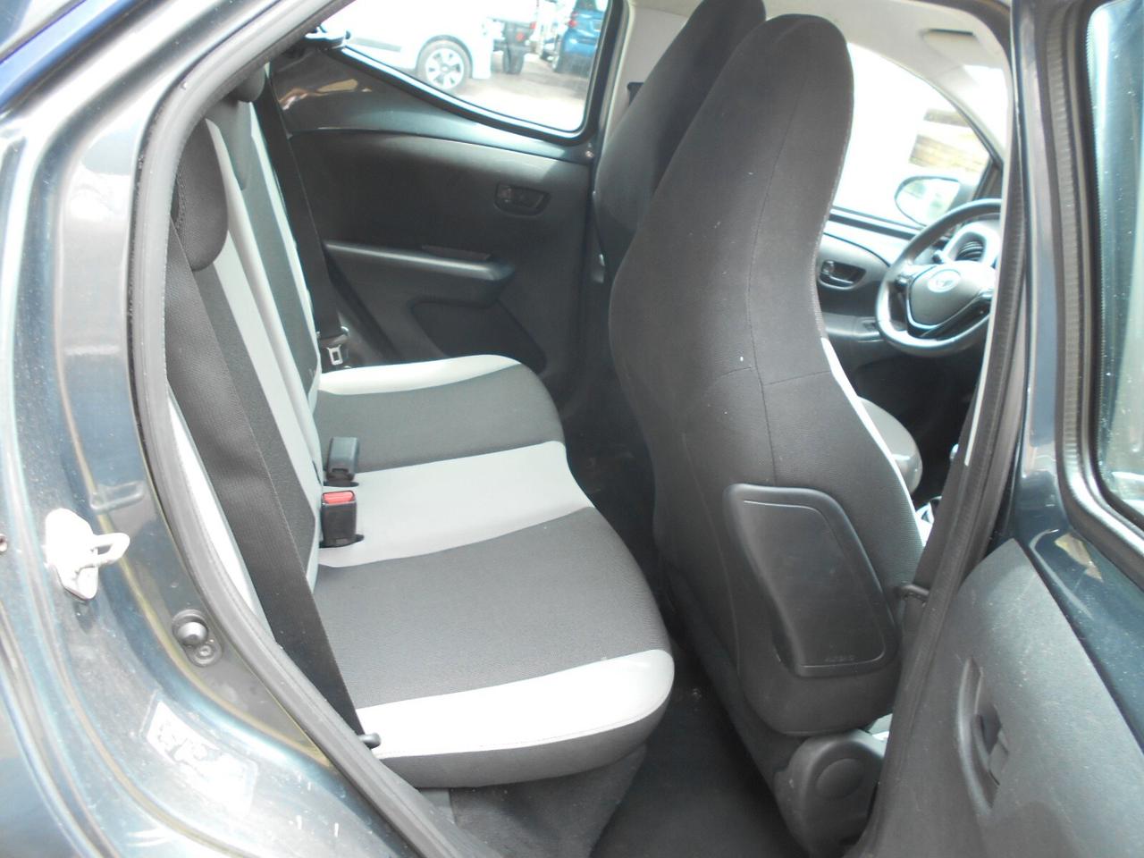 Toyota Aygo 1.0 5 porte Lounge Connect euro 5 neo patentati