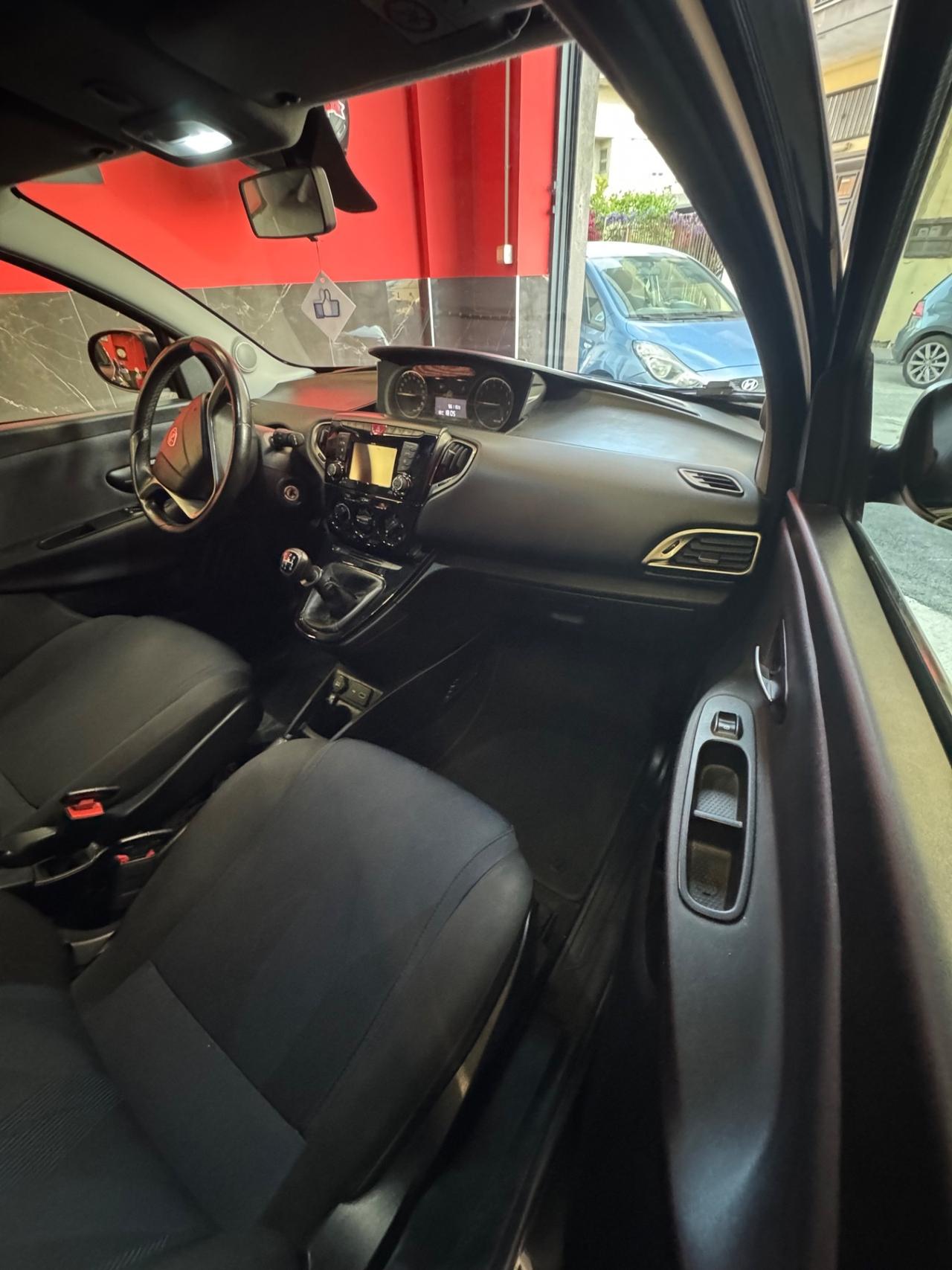 Lancia Ypsilon 1.2 69 CV 5 porte GPL Ecochic Black and Noir