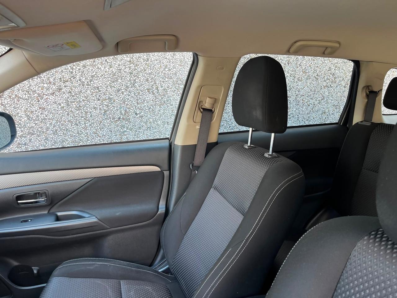 Mitsubishi Outlander 2.2 DI-D 4WD Instyle Plus SDA 7 posti