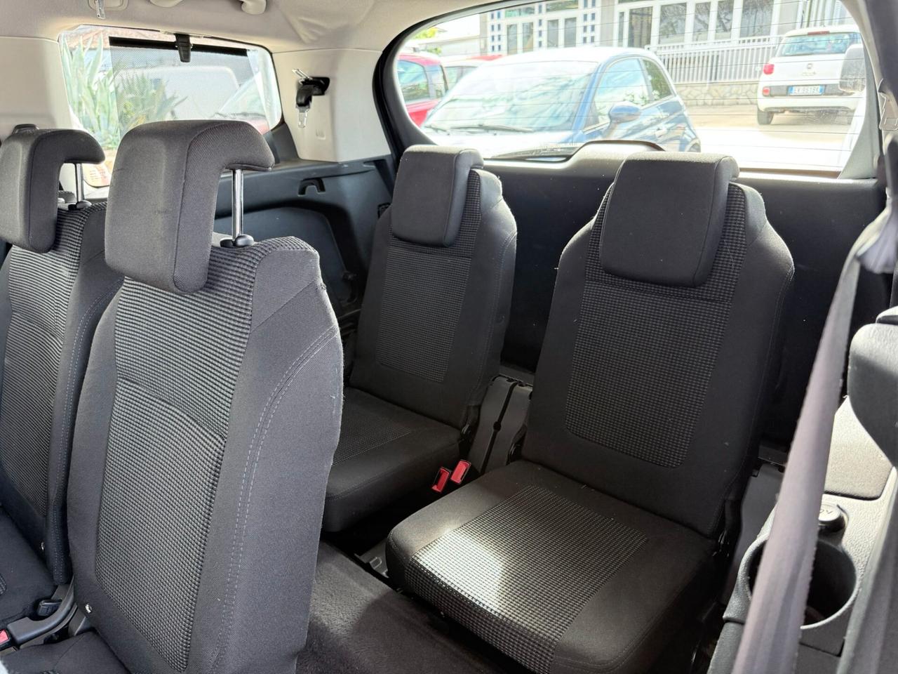 Peugeot 5008 1.6 HDi 112CV cambio robotizzato Tecno