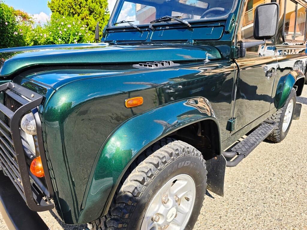 Land Rover Defender 90 TD5 RESTAURATA!