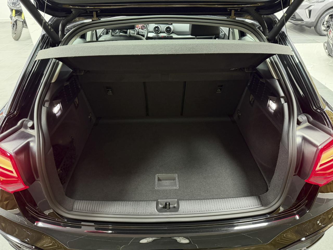 Audi Q2 30 TDI Identity Black S-LINE