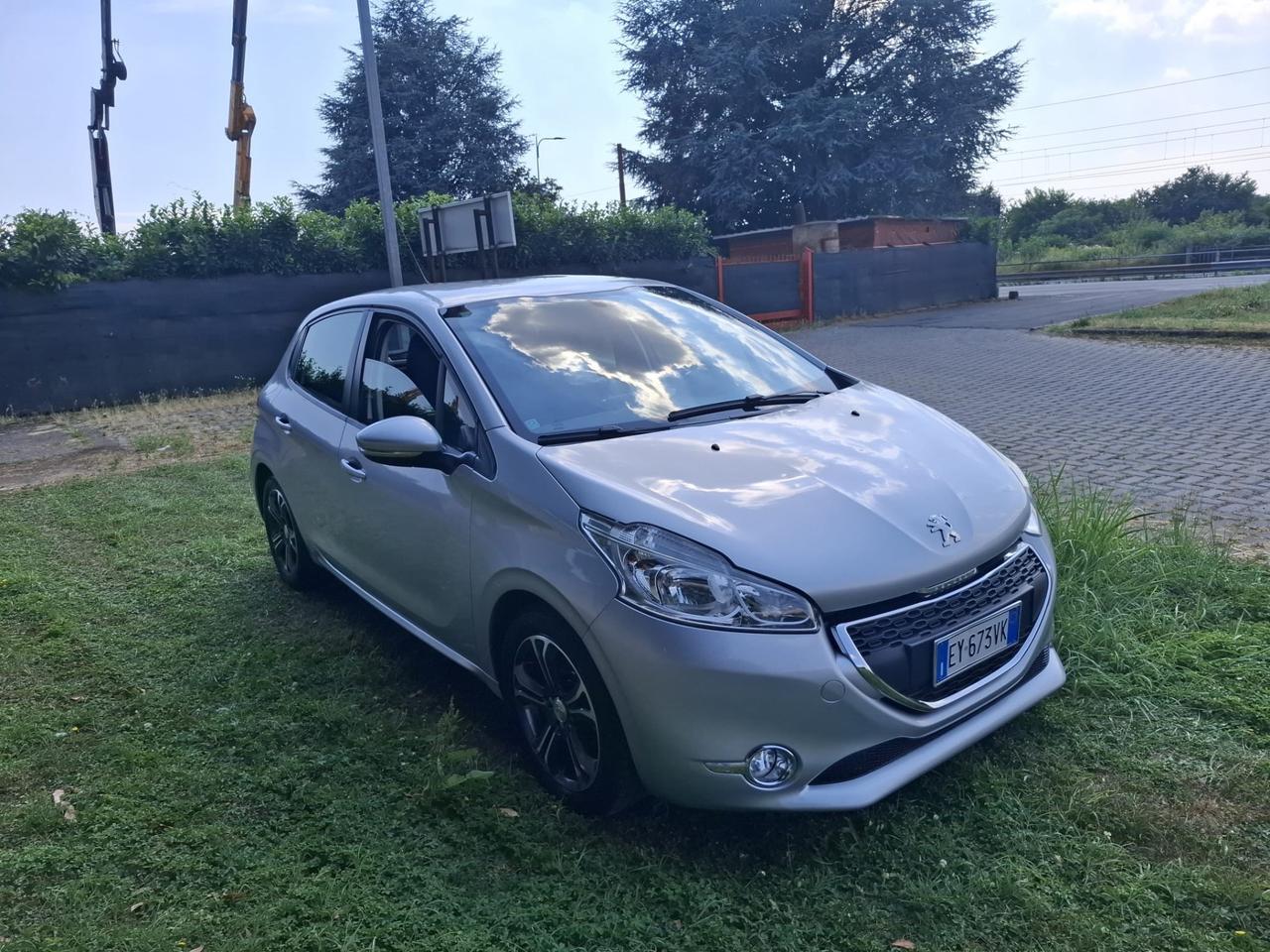 Peugeot 208 1.4 HDi 68 CV 5 porte Allure