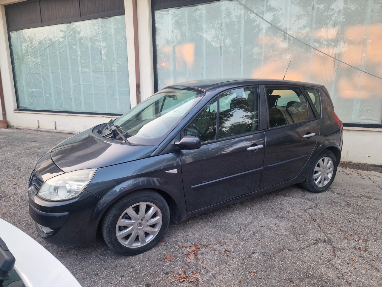 Renault Scenic Grand Scénic 1.9 dCi/130CV PlayStation Portable