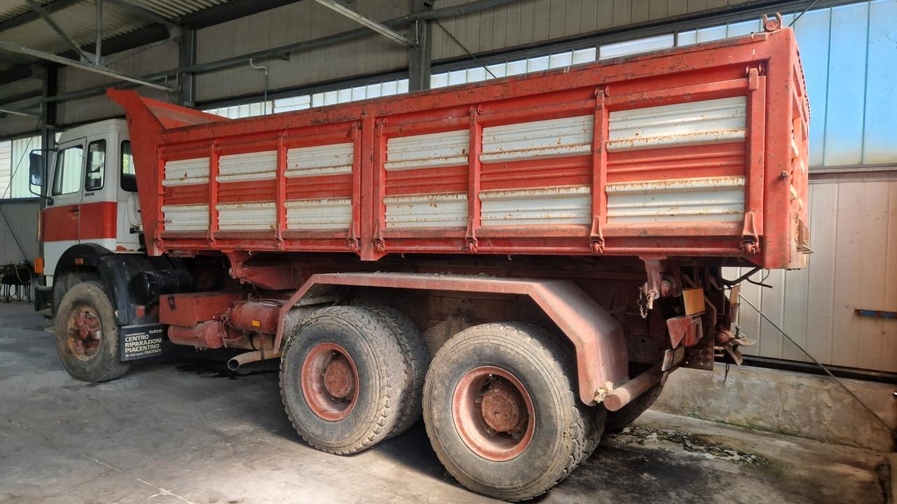 Iveco 330.35
