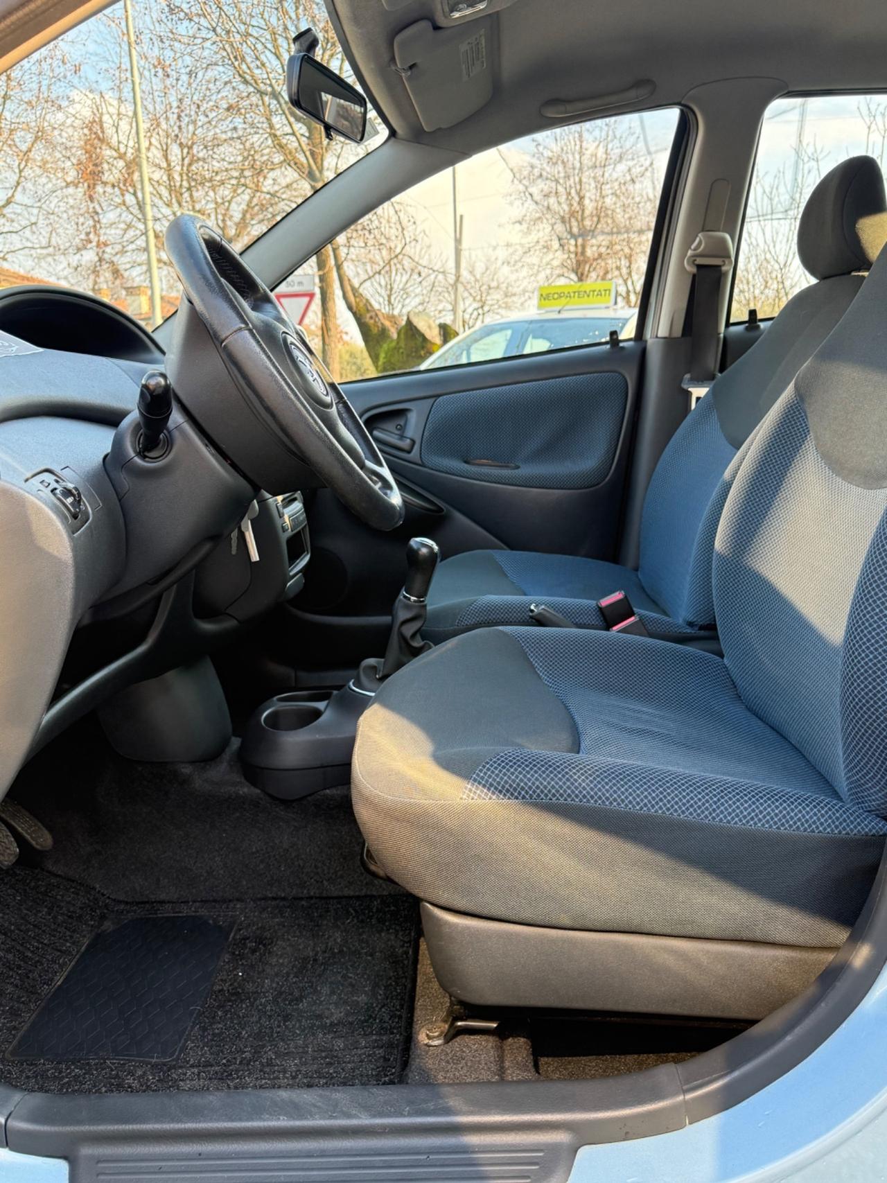 Toyota Yaris 1.0i 16V cat 5 porte Sol