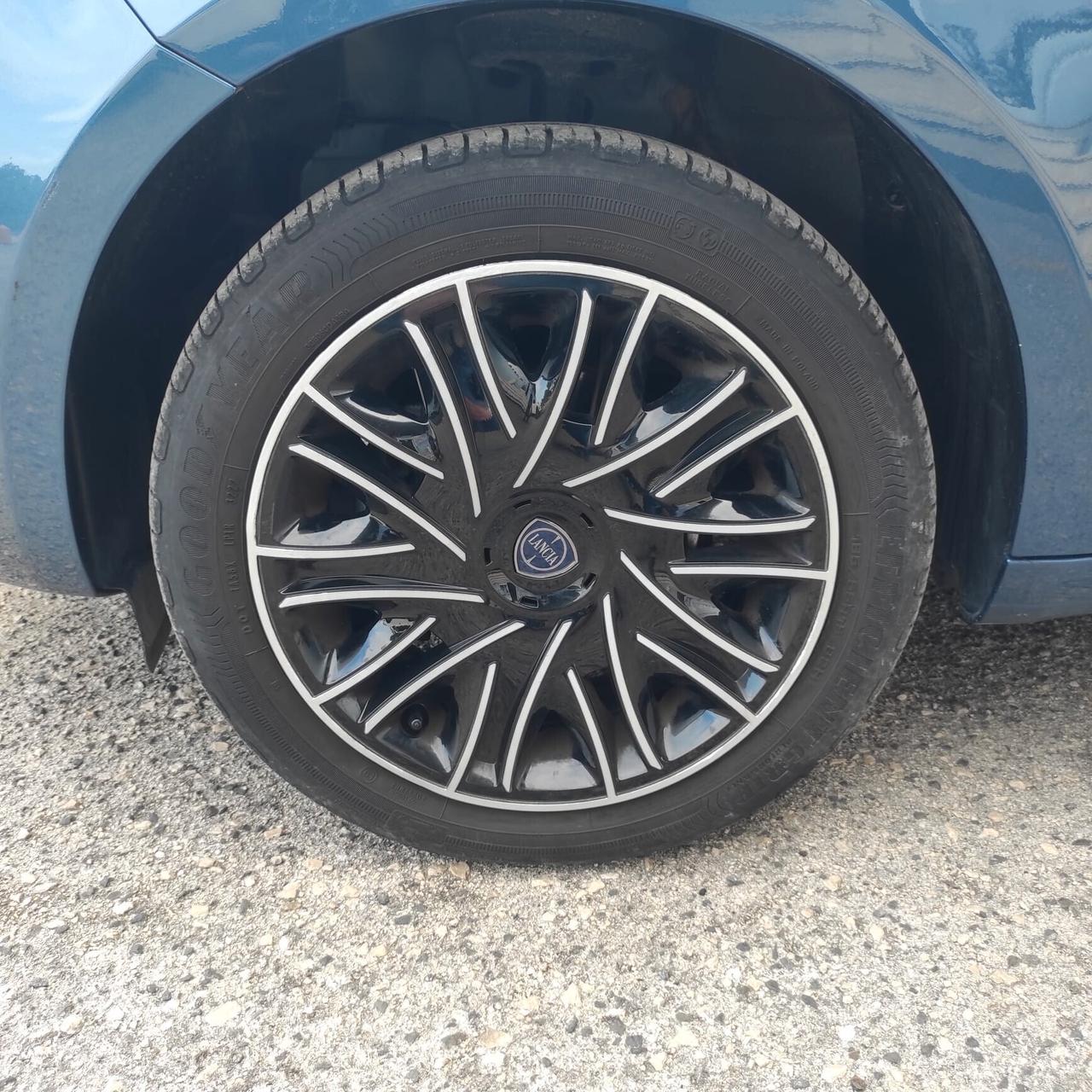 Lancia Ypsilon 1.0 Bz 70 Cv Hybrid Gold