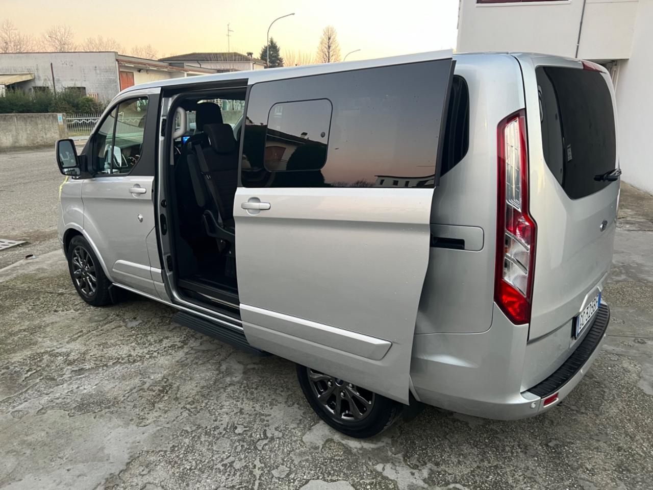 FORD TOURNEO CUSTOM 2.0 DIESEL IBRIDO 8 POSTI UNICO PROPRIETARIO PERFETTO
