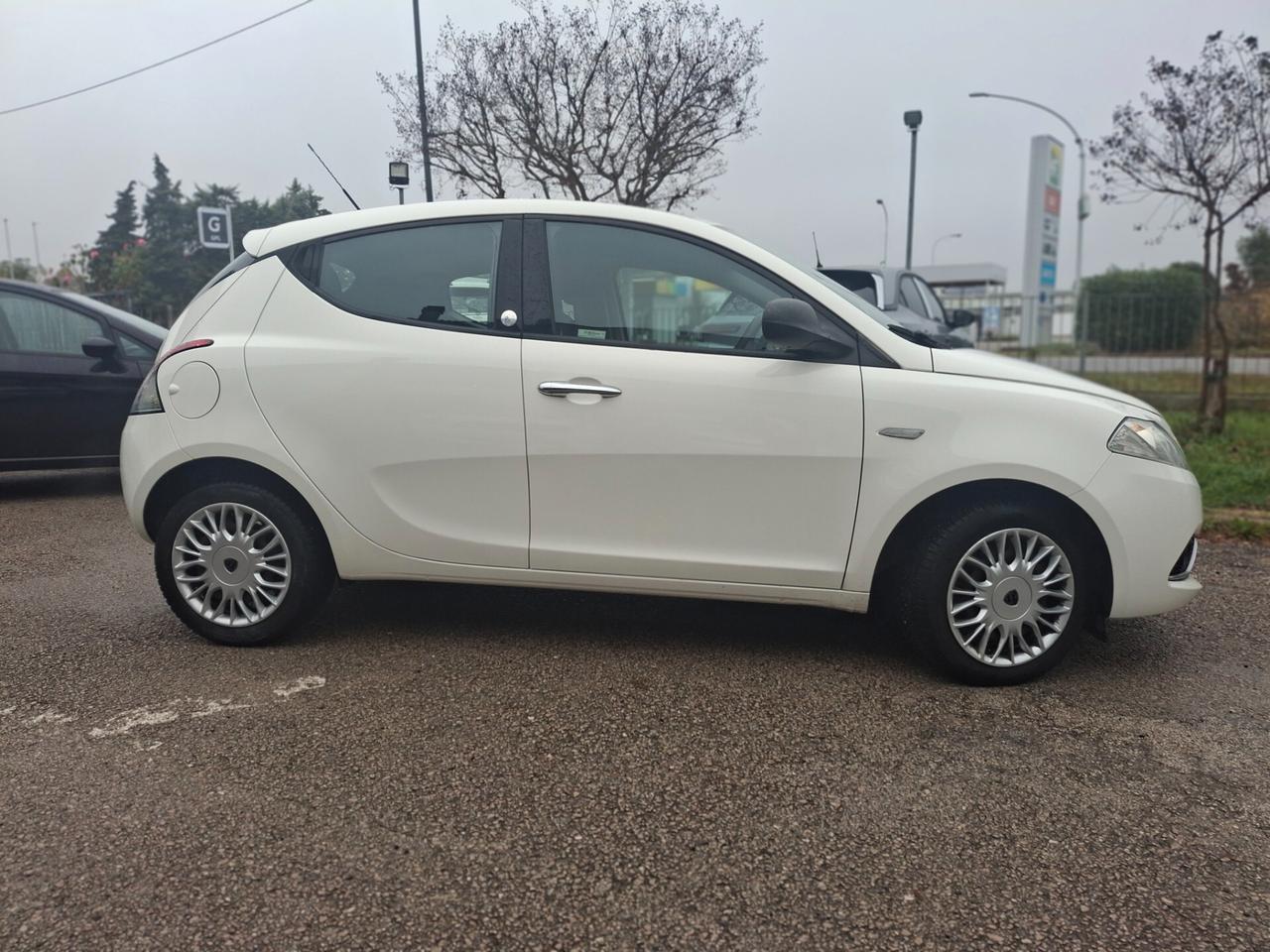 Lancia Ypsilon 1.2 ,5 porte GPL